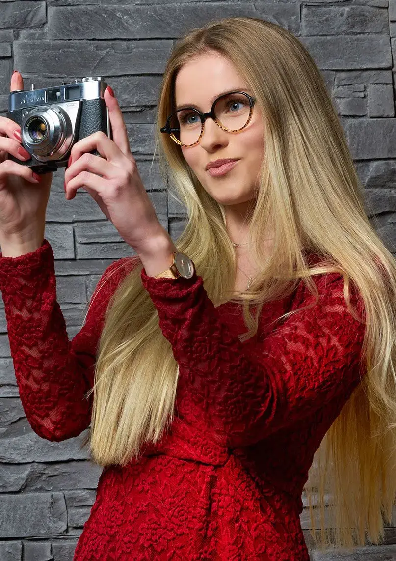 Frau mit Brille und Kamera